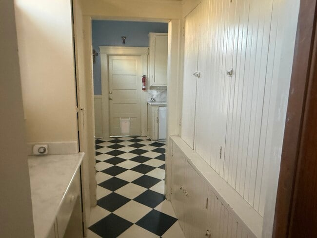 Building Photo - 92 N Fir St