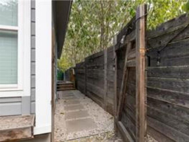 Building Photo - 1139 1/2 Poquito St