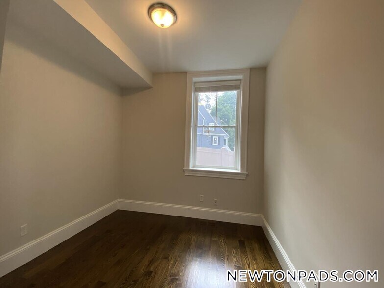 Building Photo - 2044 Beacon St