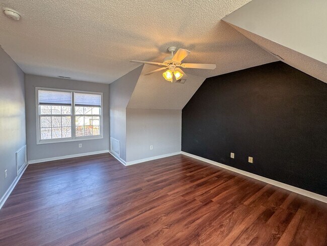 Building Photo - Beautiful 4 Bed 2.5 Bath Home with Fenced Backyard