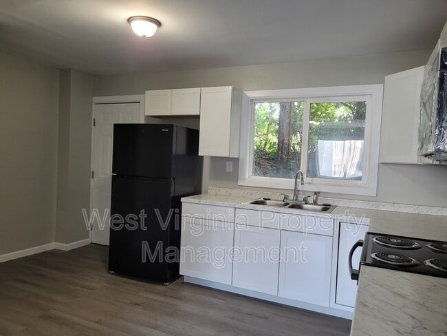 Building Photo - 200 Lewis St