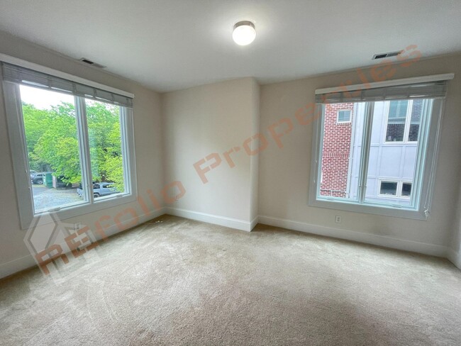 Building Photo - Bright and Airy! 3rd Floor 1 Bedroom 1 Bat...