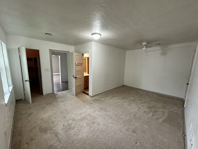 Building Photo - 2bed/2bath Home Available in OKC!