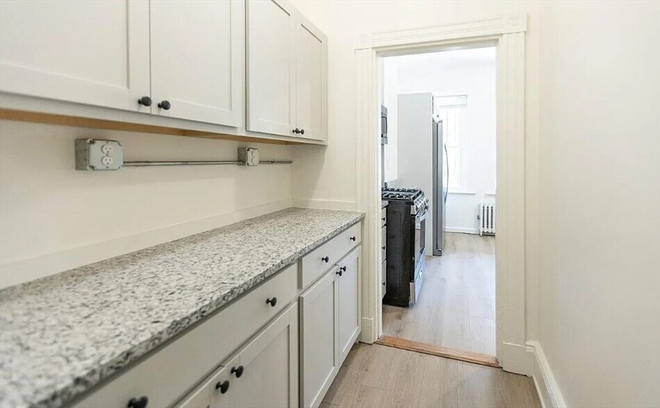 Building Photo - 884 Huntington Ave