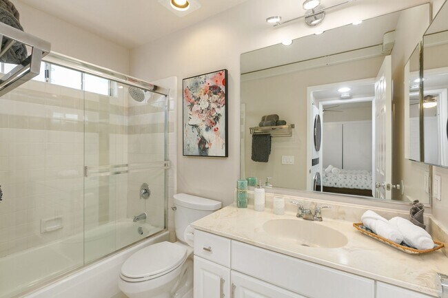 Building Photo - Spacious 3 BD/3 BA Furnished Home Near Mission Beach 9-Month Lease