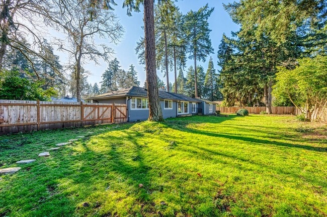 Building Photo - Lakewood Rambler 3 bedroom + Bonus