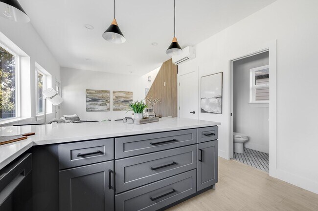 Building Photo - Beautiful Brand New 2bed 2.5bath Seattle H...