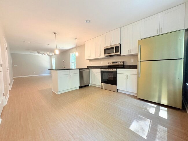 Building Photo - 1733 Beechwood Cir S