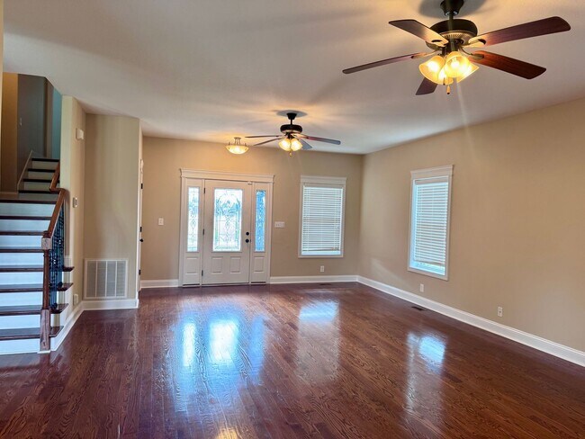 Building Photo - Beautiful Home Located in Farmington Subdivision. 3 Bedrooms, 3.5 baths, Bonus with Wet Bar!