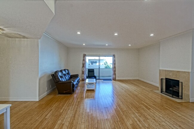 Building Photo - **FURNISHED OR UNFURNISHED** BRIGHT, SPACI...