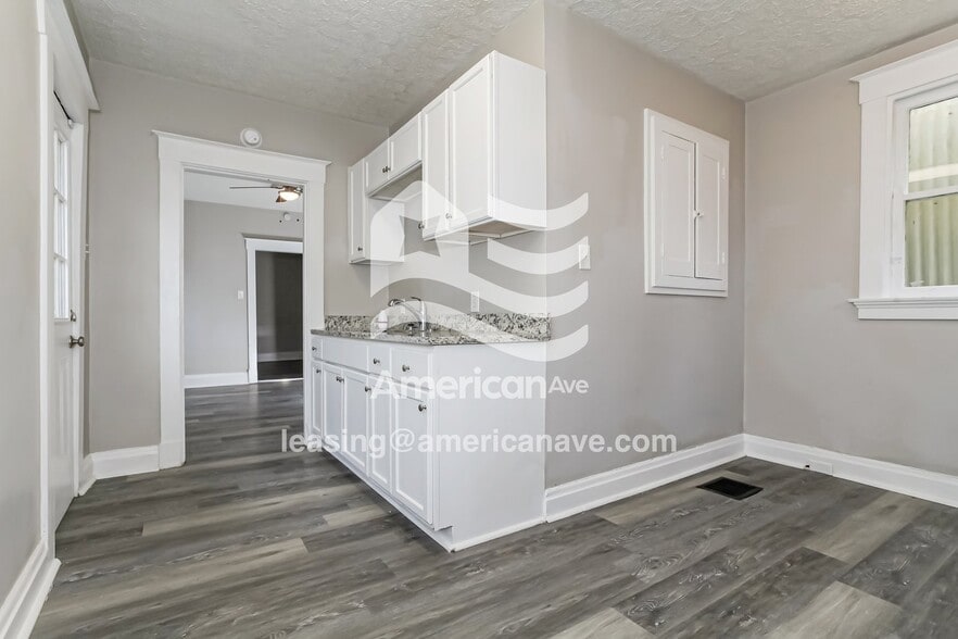 Building Photo - 635 Watkins St