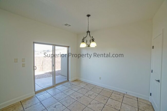 Building Photo - 3 bed, 2.5 bath town house