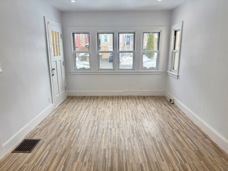 Building Photo - 112 Hawthorne Ave