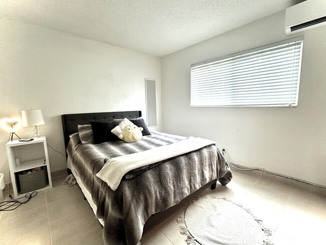 bedroom - 1810 E Oakland Park Blvd