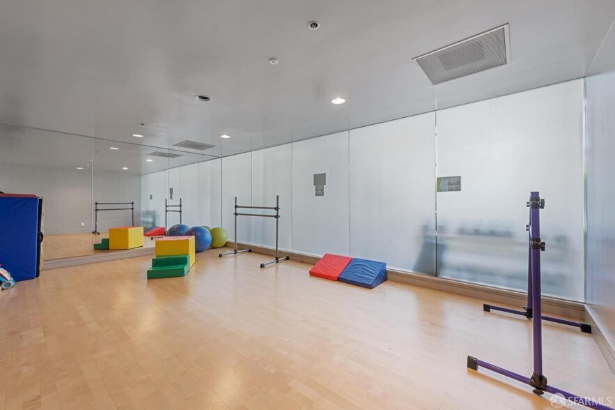 Building Photo - 1388 Gough St