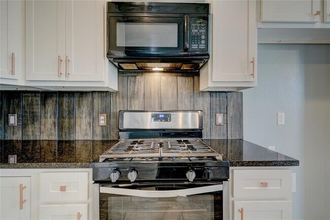 Building Photo - 2023 Westbury Dr