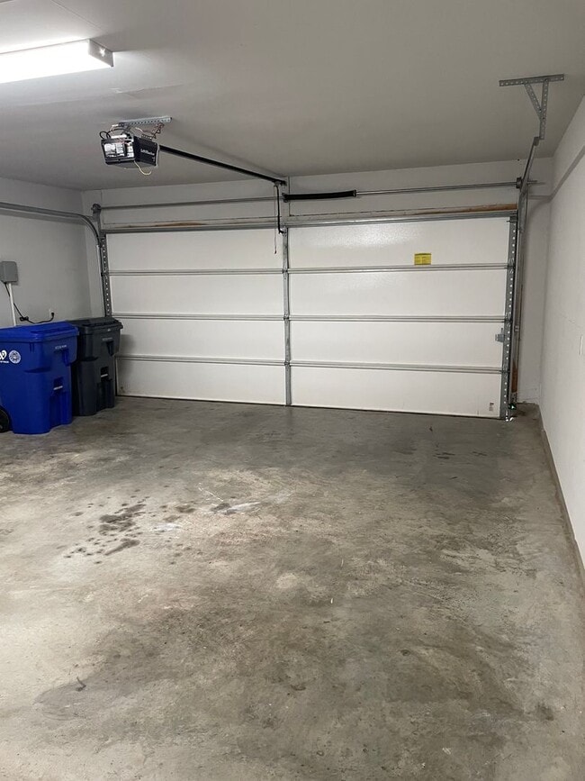 Building Photo - Available Now | Modern Single-Story 3 Bed, 2 Bath | Separate Office/Den | Big Yard | Pet Restrict...