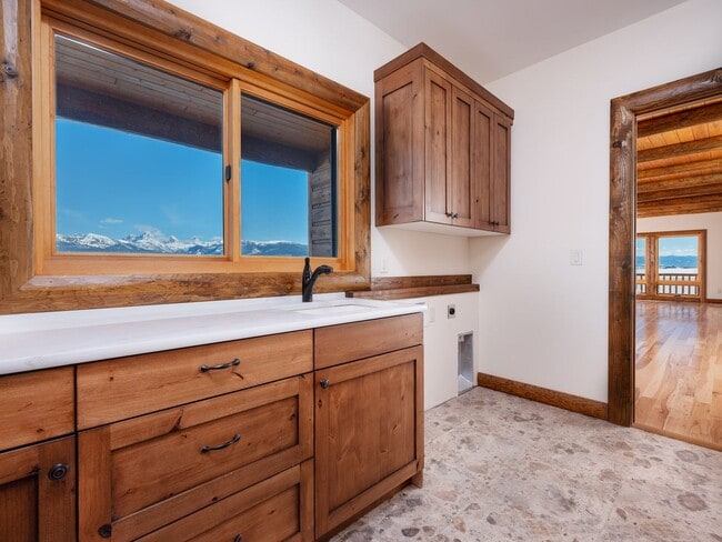 Building Photo - Spacious & Elegant 3-Bedroom Home – Flexib...