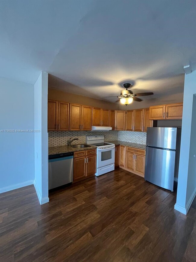 Building Photo - 2200 E Hallandale Beach Blvd
