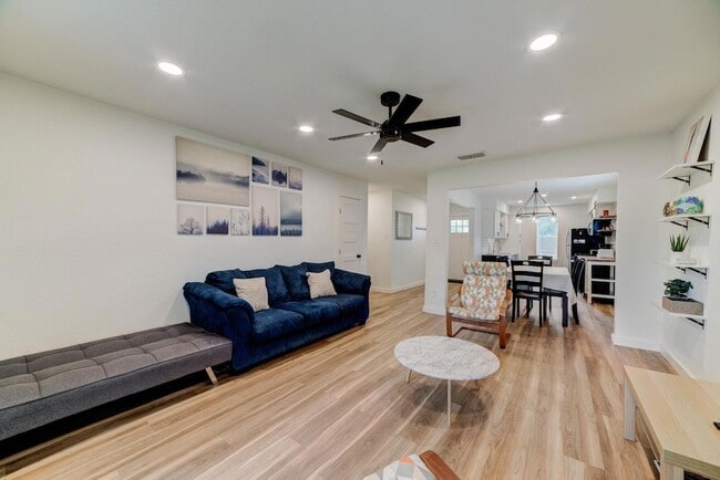 Building Photo - 4405 Button Bend Cir