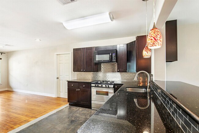 Building Photo - 2106 Stonecrest Dr