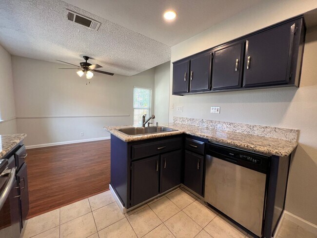 Building Photo - 2 bedroom/2 bath townhome in the heart of ...
