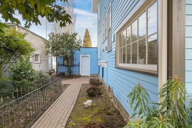 Building Photo - Fully furnished 5-bed, 3.5 bath home in hi...