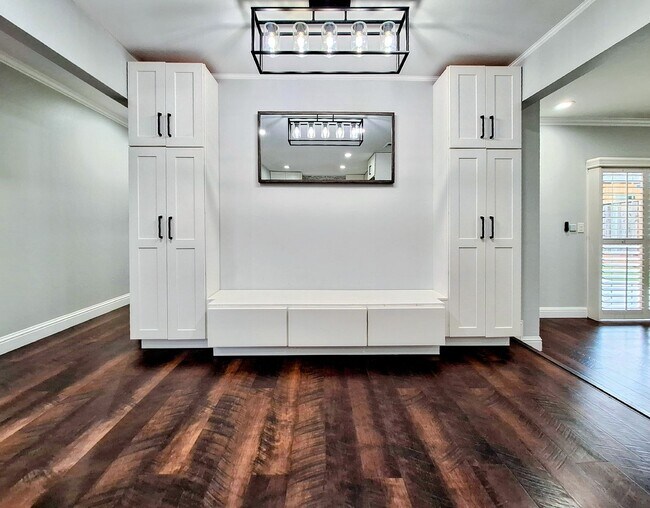 Building Photo - Beatifully Remodeled 3bd Single Story Hous...