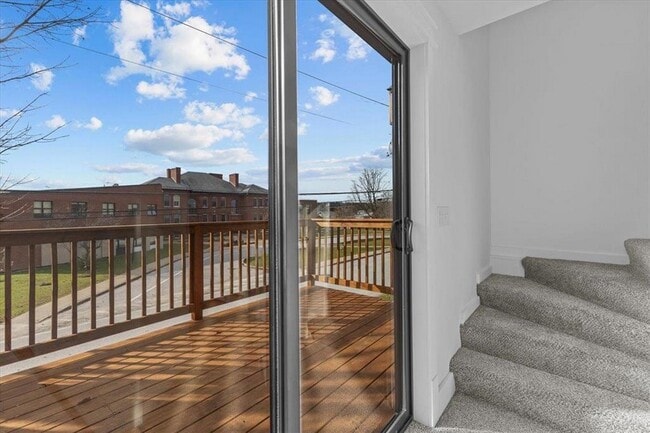 Building Photo - 109 School St