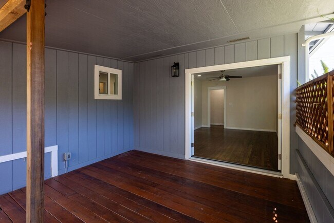 Building Photo - Beautiful Duplex In Highly Desirable San Rafael!