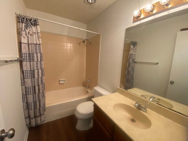 Building Photo - Cozy 2 bd/2.5 bath NW Austin Home