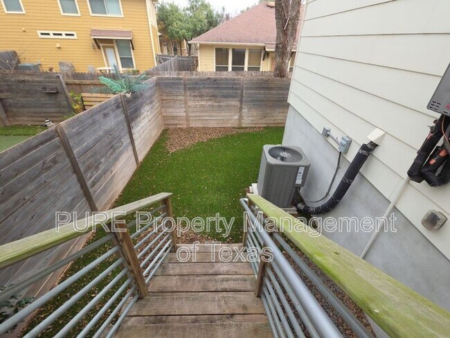 Building Photo - 6800 Menchaca Rd