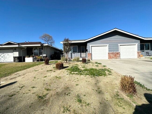 Building Photo - Charming 2 bedroom and 1 bath Duplex in Sacramento