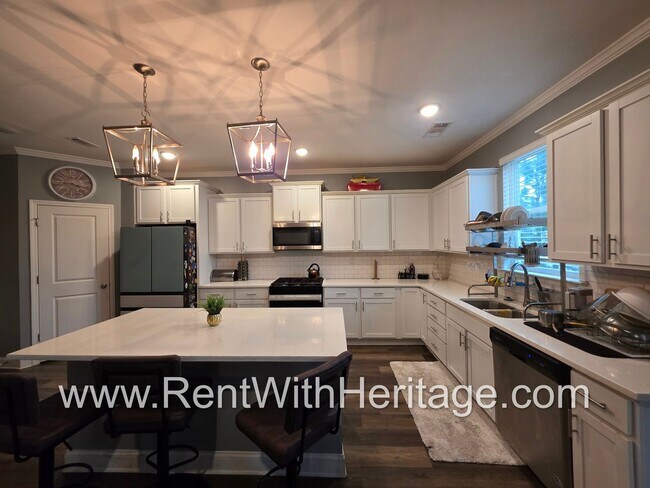 Building Photo - Amazing 5 Bedroom/ 3 Bath Home in Sweetwater, a Swim Tennis Community/ Attention to Detail / Grea...