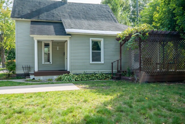 Building Photo - Central Neighborhood home