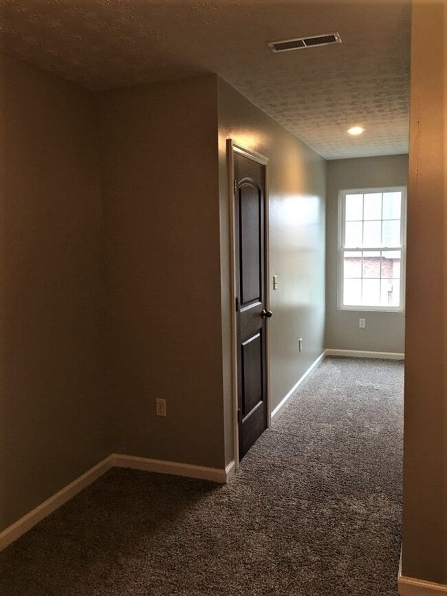 Building Photo - Immaculate Townhouse in Barboursville