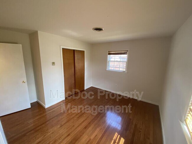Building Photo - 304 Stratford Ave
