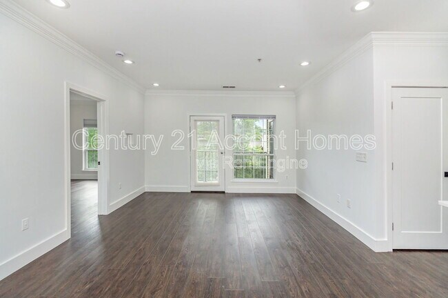 Building Photo - 4860 Eisenhower Ave
