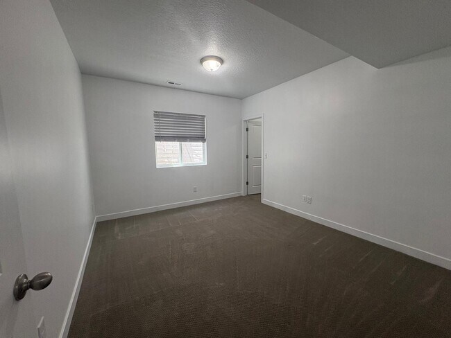 Building Photo - 6354 Upland View Dr