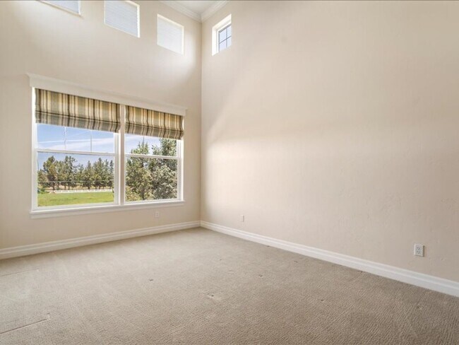 Building Photo - Stunning Tumalo Home on 3.21 Acres with Ca...