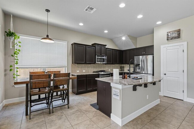 Building Photo - 513 Cerezo Dr