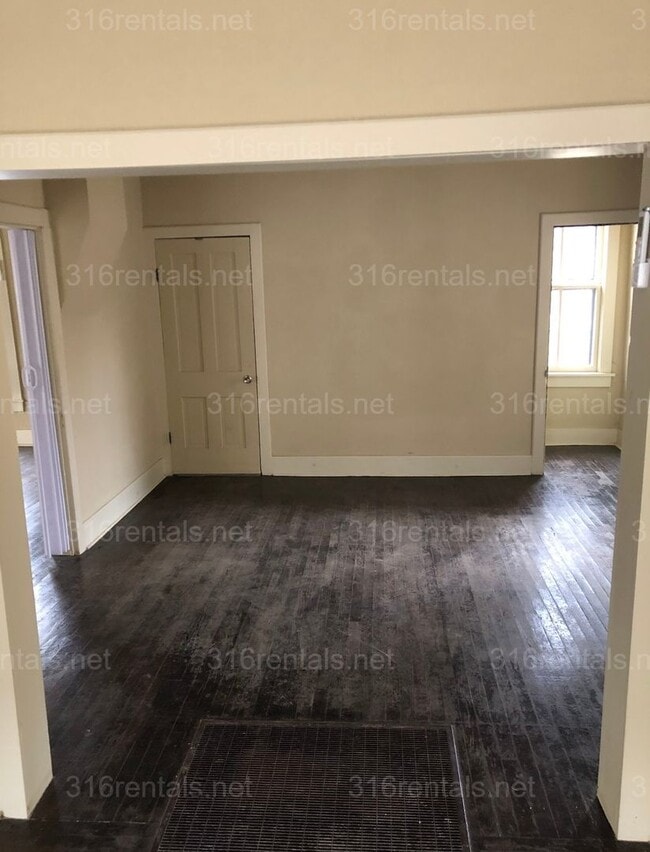 Building Photo - $1100  - 3 bed 1 bath - Single Family Home