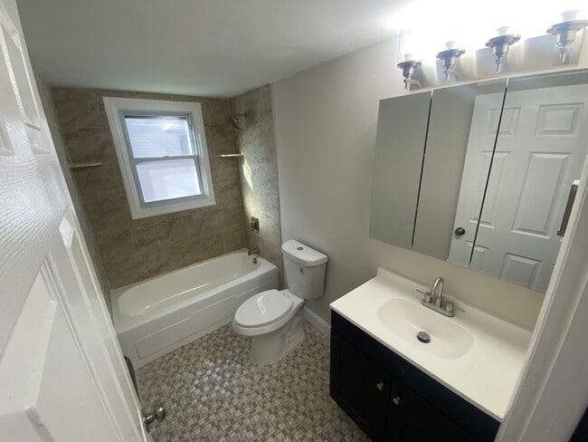 Building Photo - 5 W Plumstead Ave