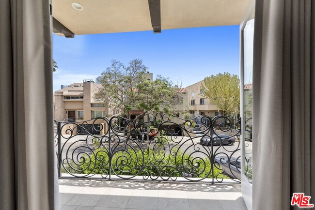 Building Photo - 1825 Pandora Ave