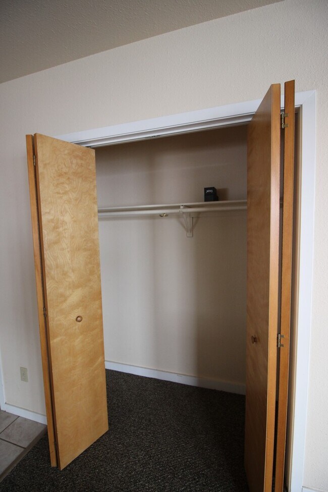 Building Photo - Spacious one bedroom, one bath apartment in town.