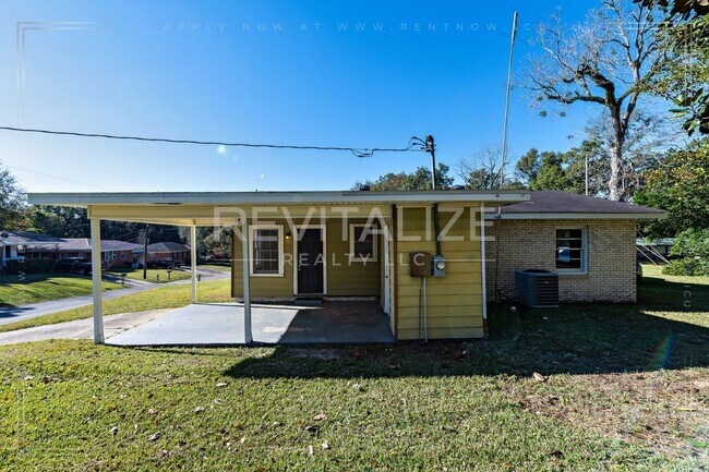 Building Photo - **Reduced Price** Adorable 3 Bedroom/1 Bat...