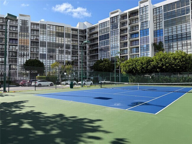 Building Photo - 1000 Parkview Dr