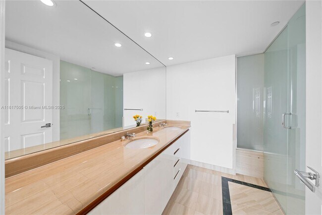 Building Photo - 1643 Brickell Ave