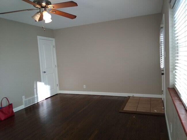 Building Photo - Mountain View 2 Bedroom 1 Bath Duplex on a Hill