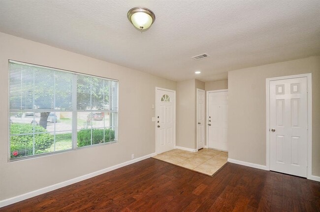 Building Photo - 718 Pine Lodge Dr